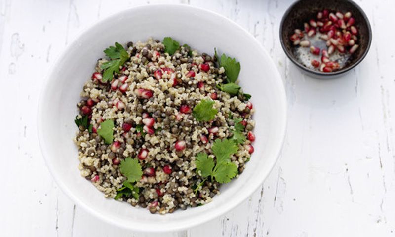 Ensalada templada de mijo, lentejas y granada