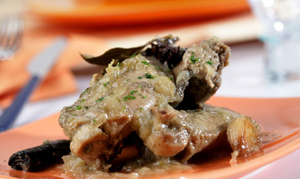 Liebre guisada con ajo y canela Liebre guisada con ajo y canela