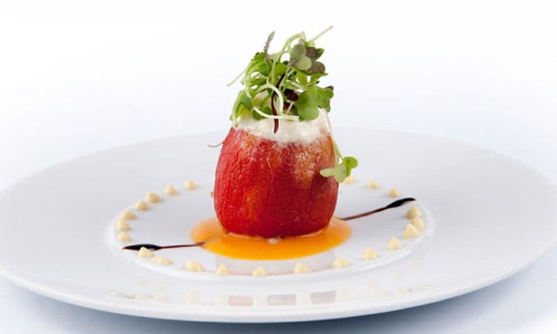 Tomates, burrata y azafrán