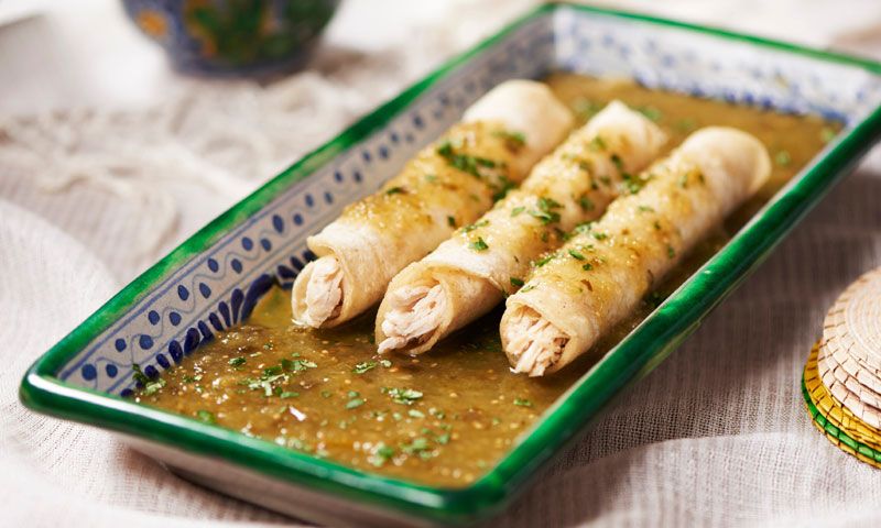 Tacos de pollo en salsa verde mexicana
