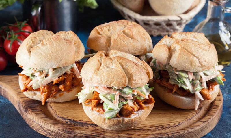 Sándwich de 'pulled chicken' con lechuga