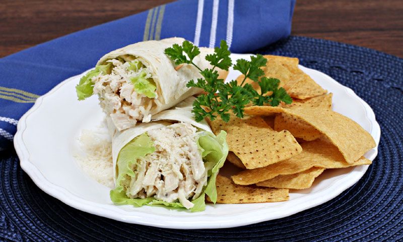 'Wraps' de ensalada de pollo con salsa César