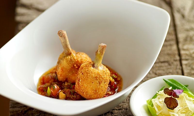 Chupa chups de pollo rellenos con salsa thai
