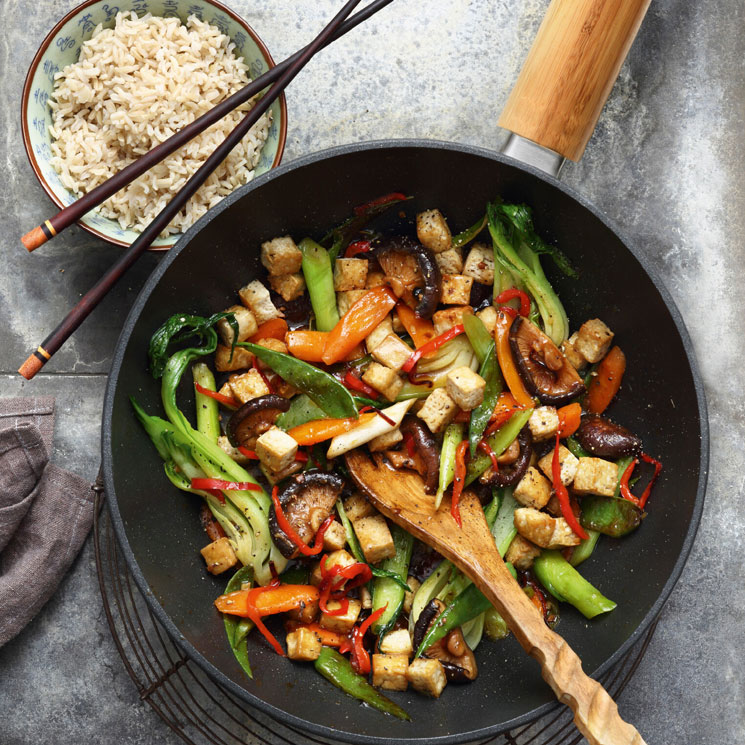 Wok De Tofu Marinado Con Pak Choi Y Vegetales<script async src=