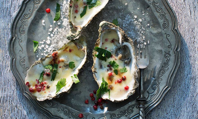 Ostras gratinadas con cava y pimienta rosa