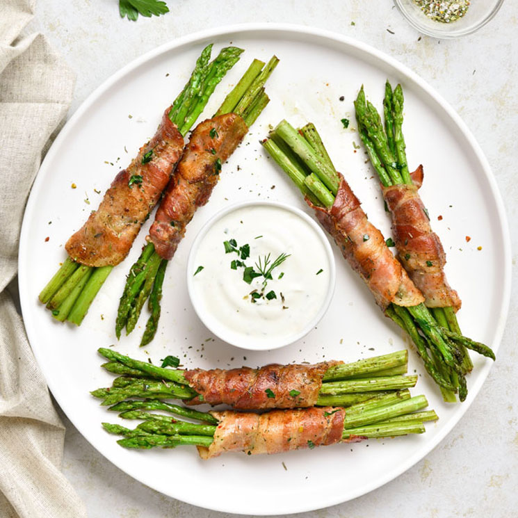 Espárragos con beicon y salsa de yogur