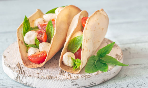 Aperitivo de tacos de ensalada caprese