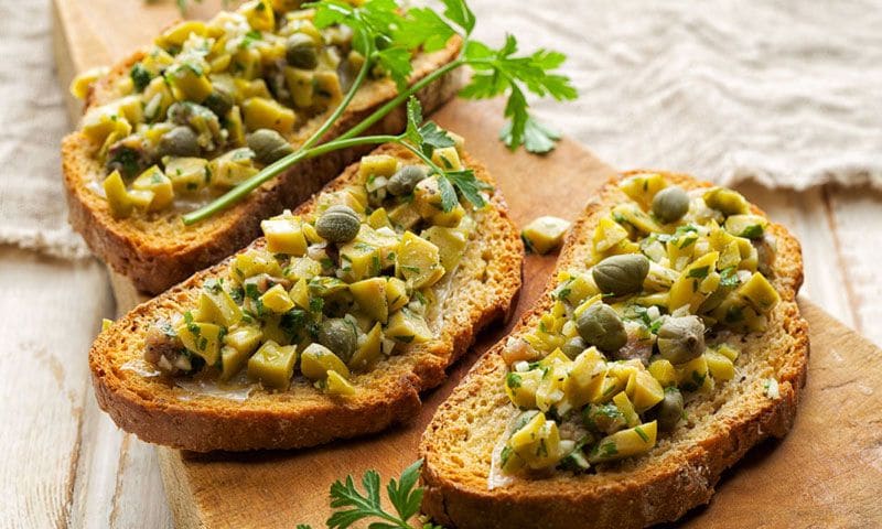 'Bruschetta' de anchoas, aceitunas y alcaparras