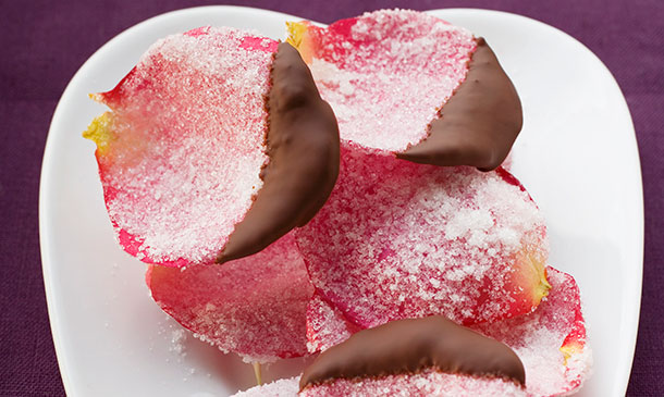 Pétalos de rosa con azúcar y chocolate Pétalos de rosa con azúcar y chocolate