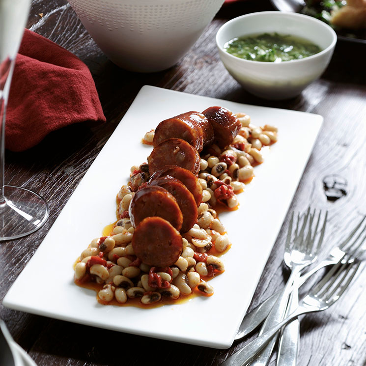 Ensalada templada de alubias carilla con vinagreta de piquillos y chorizo a la sidra