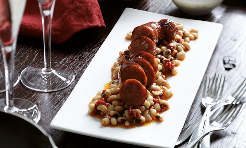 Ensalada templada de alubias carilla con vinagreta de piquillos y chorizo a la sidra