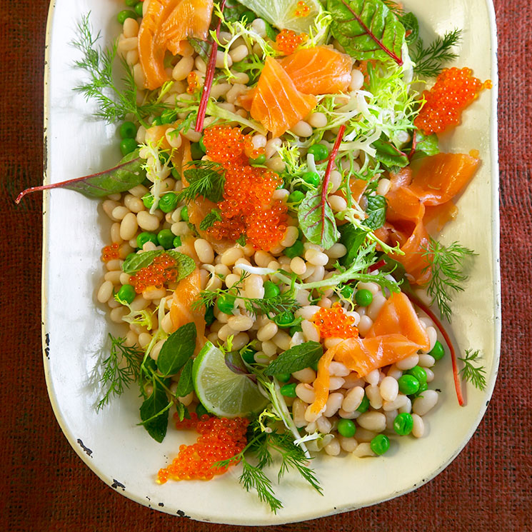 Ensalada de alubias con salmón ahumado y huevas de salmón