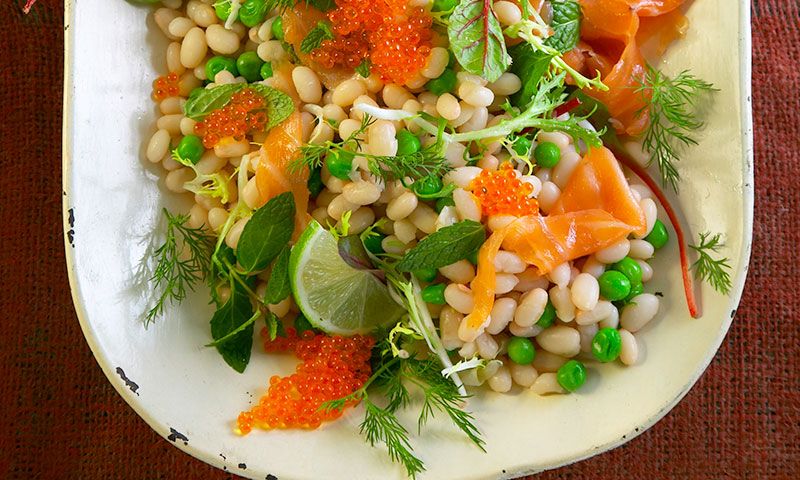 Ensalada de alubias con salmón ahumado y huevas de salmón