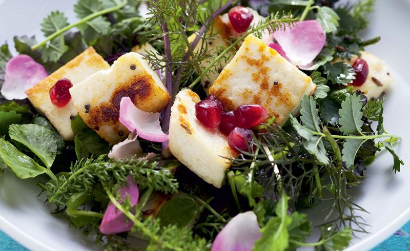 Ensalada con queso y pétalos de rosa