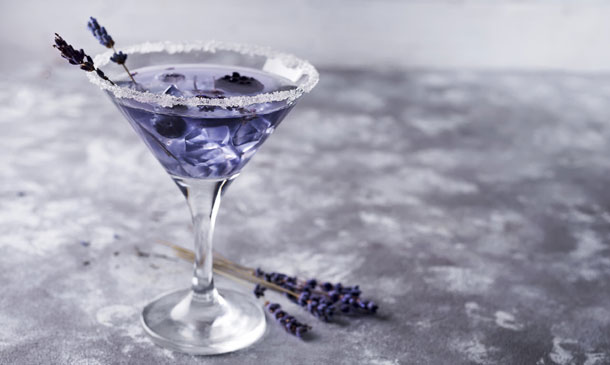 Cóctel de martini blanco con violeta y arándanos Cóctel de martini blanco con violeta y arándanos
