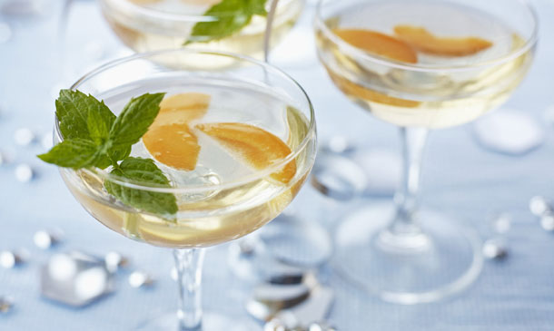 'Gin fizz' con melocotón y menta 'Gin fizz' con melocotón y menta