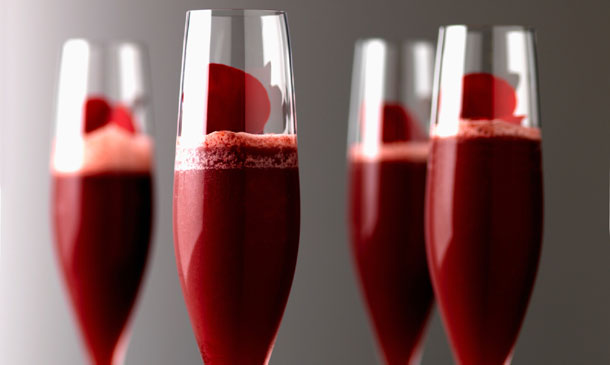 Cóctel de vodka, 'cassis ' y fresa Cóctel de vodka, 'cassis ' y fresa