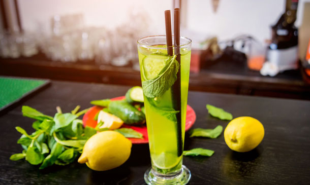 Cóctel sin alcohol de cítricos, pepino y menta Cóctel sin alcohol de cítricos, pepino y menta