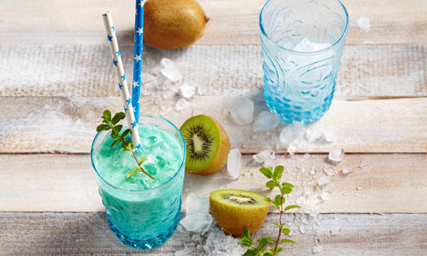 'Mocktail' de coco, piña, kiwi y curaçao 'Mocktail' de coco, piña, kiwi y curaçao