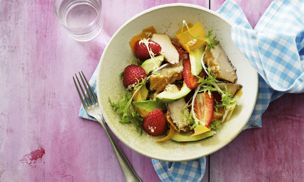 Ensalada de fresas, aguacate y pollo Ensalada de fresas, aguacate y pollo