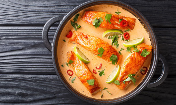 'Spicy curry thai' de salmón con coco y lima 'Spicy curry thai' de salmón con coco y lima