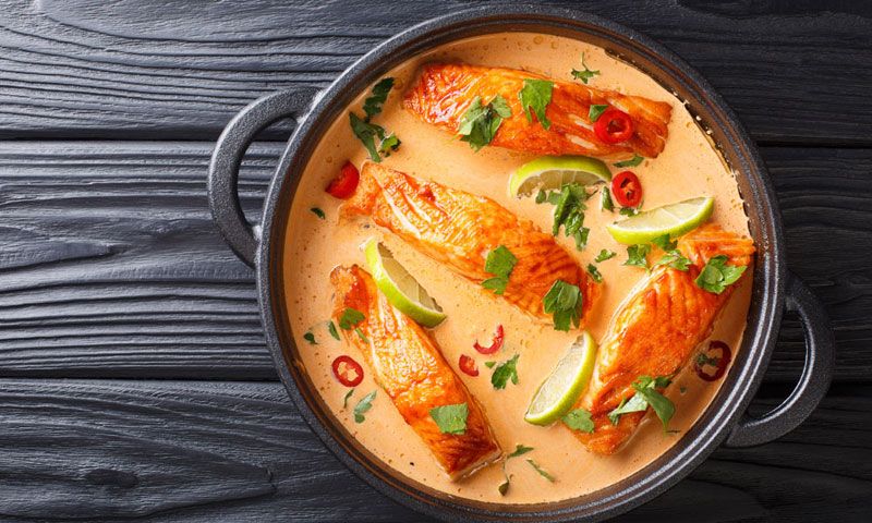 'Spicy curry thai' de salmón con coco y lima