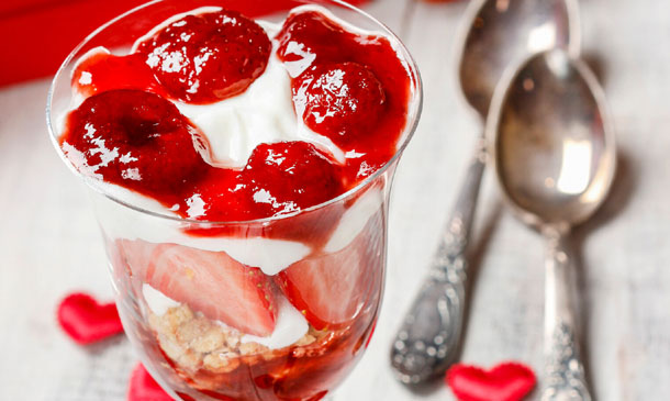 Copa San Valentín de galleta con nata y fresas Copa San Valentín de galleta con nata y fresas