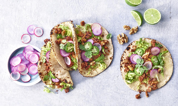 Tacos veganos de chorizo de nueces con verduras encurtidas