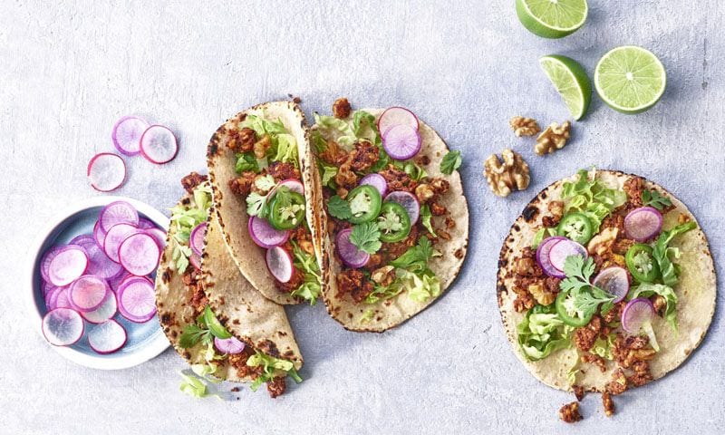 Tacos veganos de chorizo de nueces con verduras encurtidas