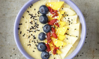 'Smoothie bowl' de mango, piña, bayas de Goji y leche de coco