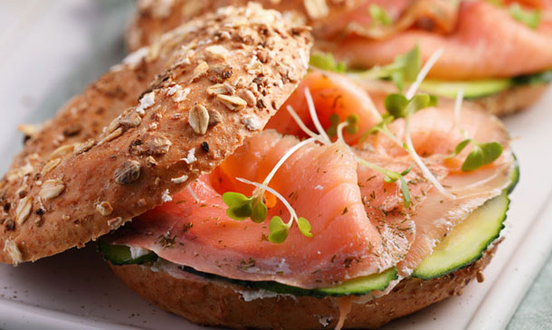 'Bagel' de semillas con salmón ahumado, queso crema y pepino 'Bagel' de semillas con salmón ahumado, queso crema y pepino