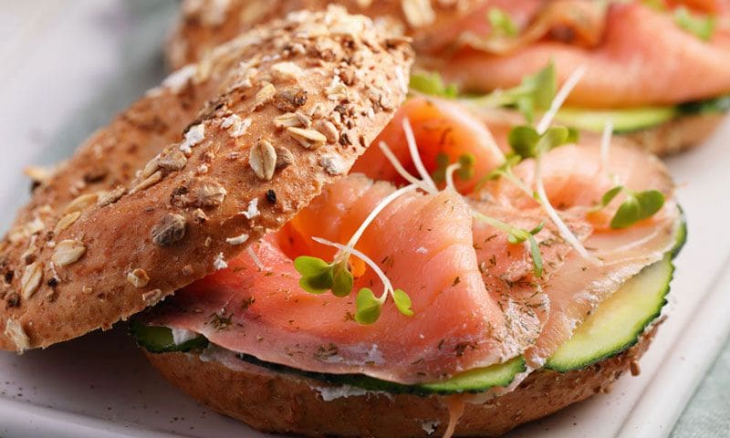 'Bagel' de semillas con salmón ahumado, queso crema y pepino