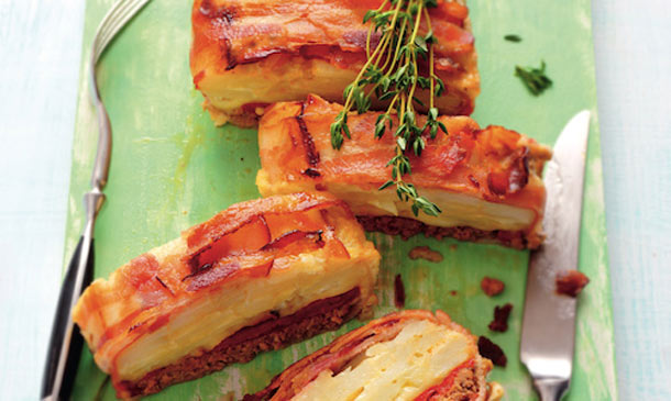 Pastel de carne y tortilla de patata envuelta en beicon