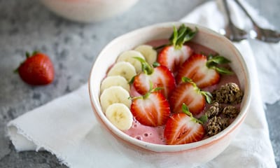 'Smoothie bowl' de fresas, plátano y granola