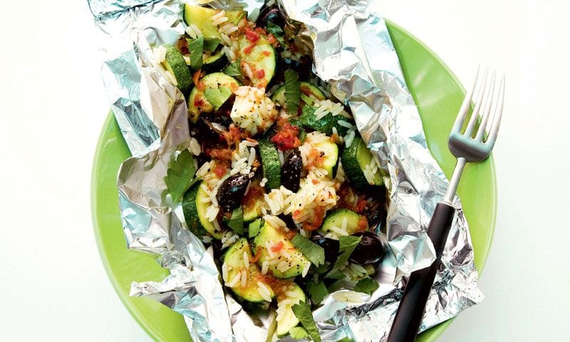 Papillote vegano de arroz, tofu y calabacín