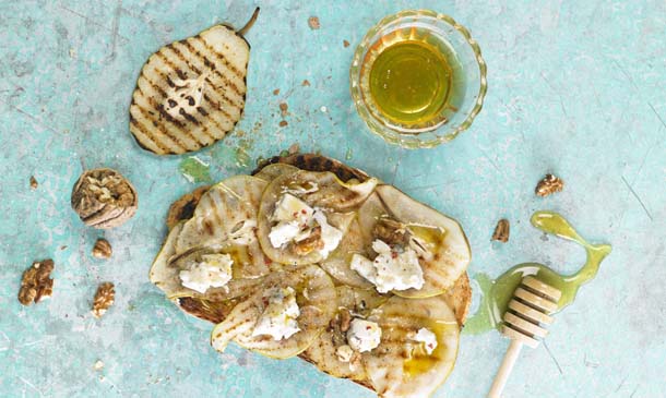 'Bruschetta' dulce de peras, requesón y miel 'Bruschetta' dulce de peras, requesón y miel