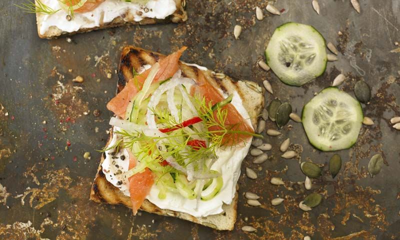 Tostas con salmón ahumado y queso crema