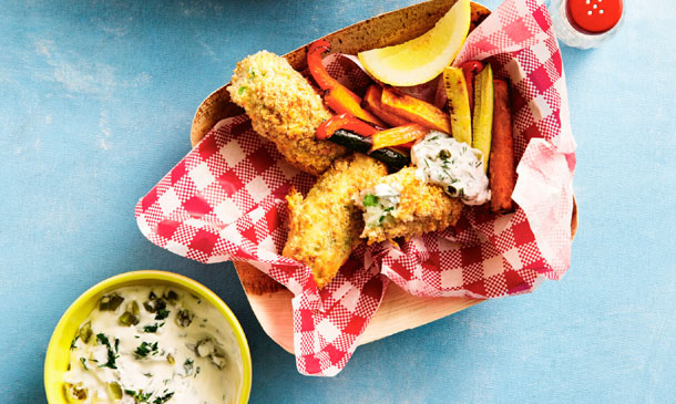 'Fingers' de pescado al horno con vegetales y salsa tártara 'Fingers' de pescado al horno con vegetales y salsa tártara