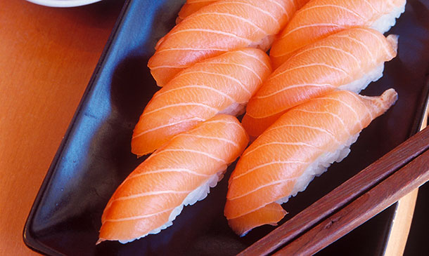 Niguiri sushi de salmón Niguiri sushi de salmón
