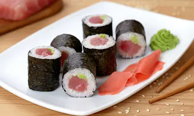 Sushi maki de atún