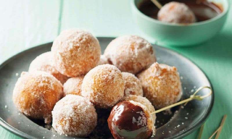 Bolitas de dónut a la naranja con salsa de chocolate