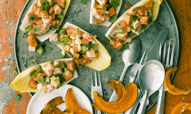 Ceviche de salmón y papaya sobre endivia con chips de calabaza Ceviche de salmón y papaya sobre endivia con chips de calabaza