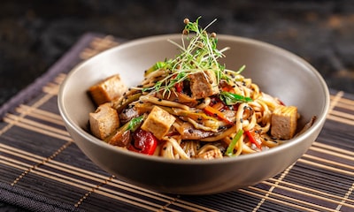 'Noodles' con tofu marinado, pollo y verduras
