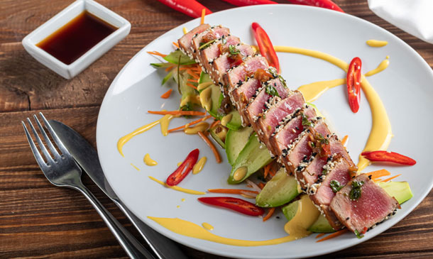 'Tataki' de atún con salsa ponzu y salsa huancaína 'Tataki' de atún con salsa ponzu y salsa huancaína