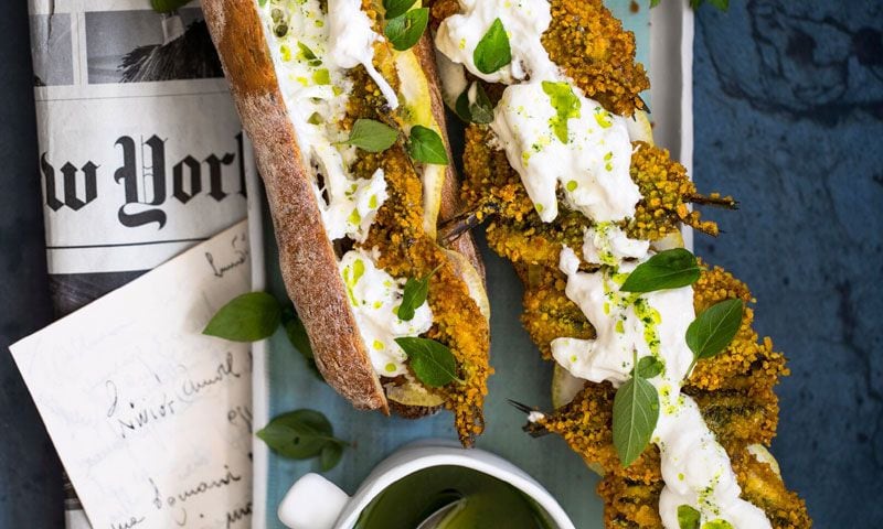 Bocadillo de sardinas empanadas con burrata y aceite de lima