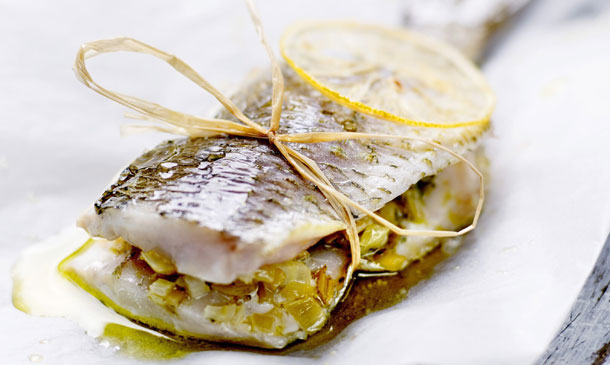 Pargo al horno rellleno de hinojo sobre salsa de limón Pargo al horno rellleno de hinojo sobre salsa de limón