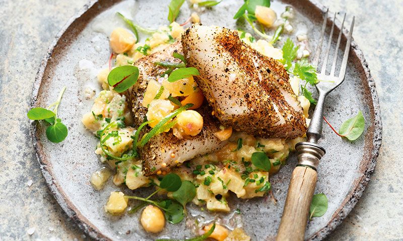 Bacalao con costra de hierbas sobre cama de chirivía y lima