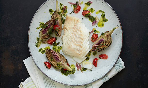 Bacalao skrei con alcachofas confitadas y tomatitos con pesto Bacalao skrei con alcachofas confitadas y tomatitos con pesto