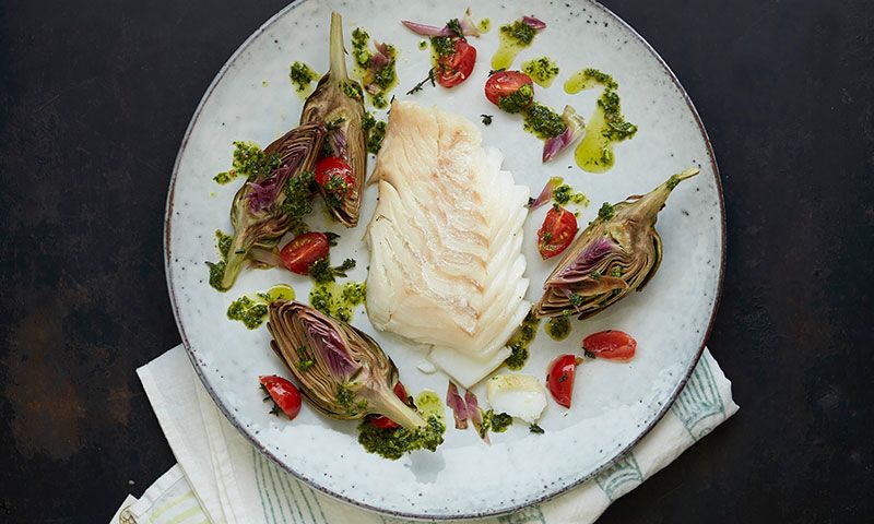 Bacalao skrei con alcachofas confitadas y tomatitos con pesto