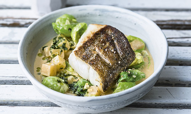 Bacalao skrei frito con curry de coles de Bruselas y apionabo Bacalao skrei frito con curry de coles de Bruselas y apionabo